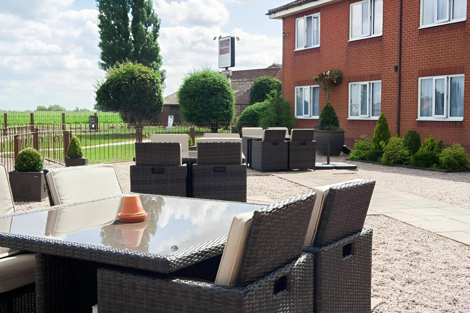 Supreme Inn Boston Swineshead Exteriör bild